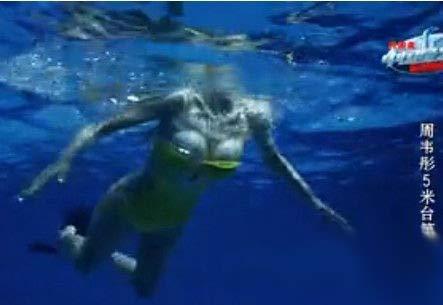 知名女星跳水节目惊现意外露点，导师反应引发热议