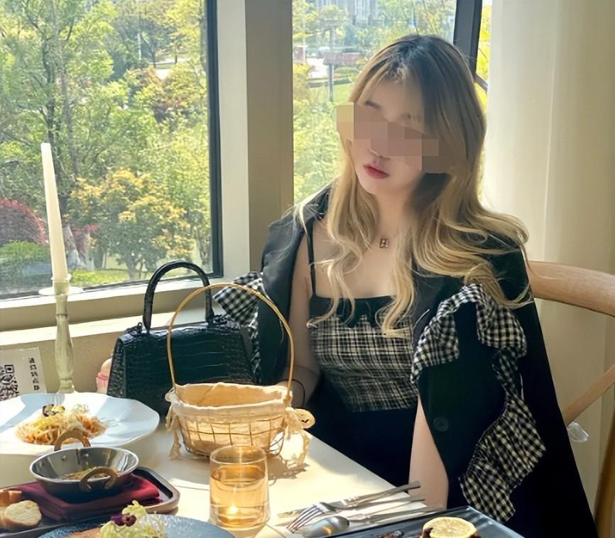 有脚气的女明星_名媛群拼奢侈品_上海名媛脚气事件